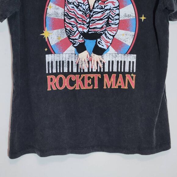 Elton John T-Shirt NWT Size Medium Black Short Sleeve Elton John Rocket Man Tee - Picture 3 of 8